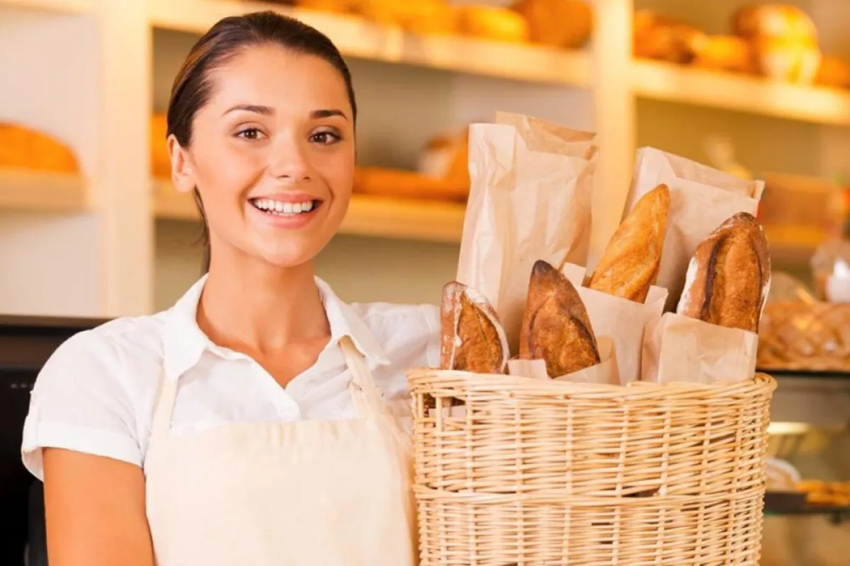 صورة لحامل تحمل خبزاً من دقيق الدُّخن