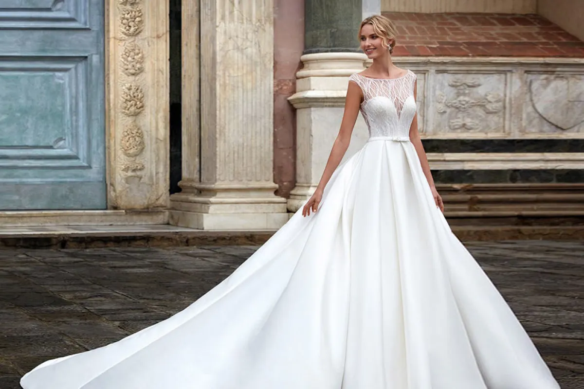 فستان زفاف بذيل طويل من نيكولا ميلانو Nicole Milano 