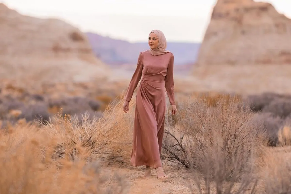 فستان بقصة مستقيمة من لينا صنوبر