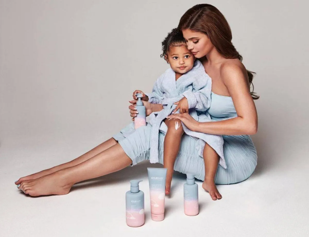 كايلي جينير مع ابنتها - الصورة من حسابها في انستغرام