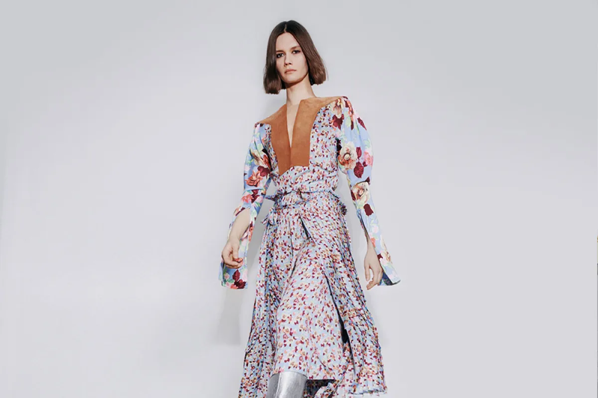 تنورة طويلة بطبعات ورود من فيكتوريا بيكهام Victoria Beckham  