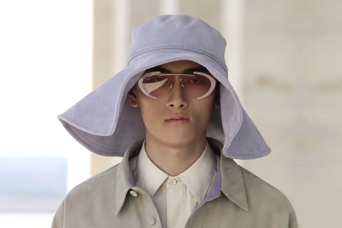 قبعة شامواه كبيرة موف باستيل بتصميم مرن من فندي Fendi