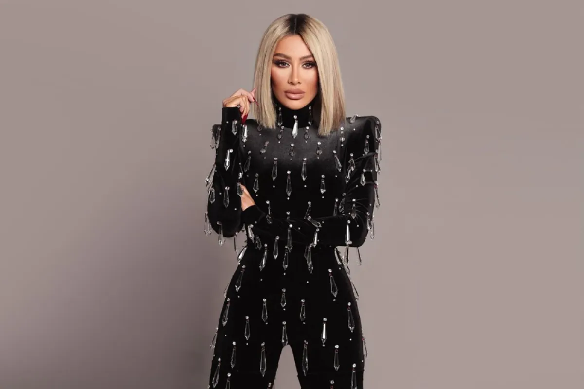 مايا دياب بجمبسوت مخملي باللون الأسود مُطرز بالكريستال