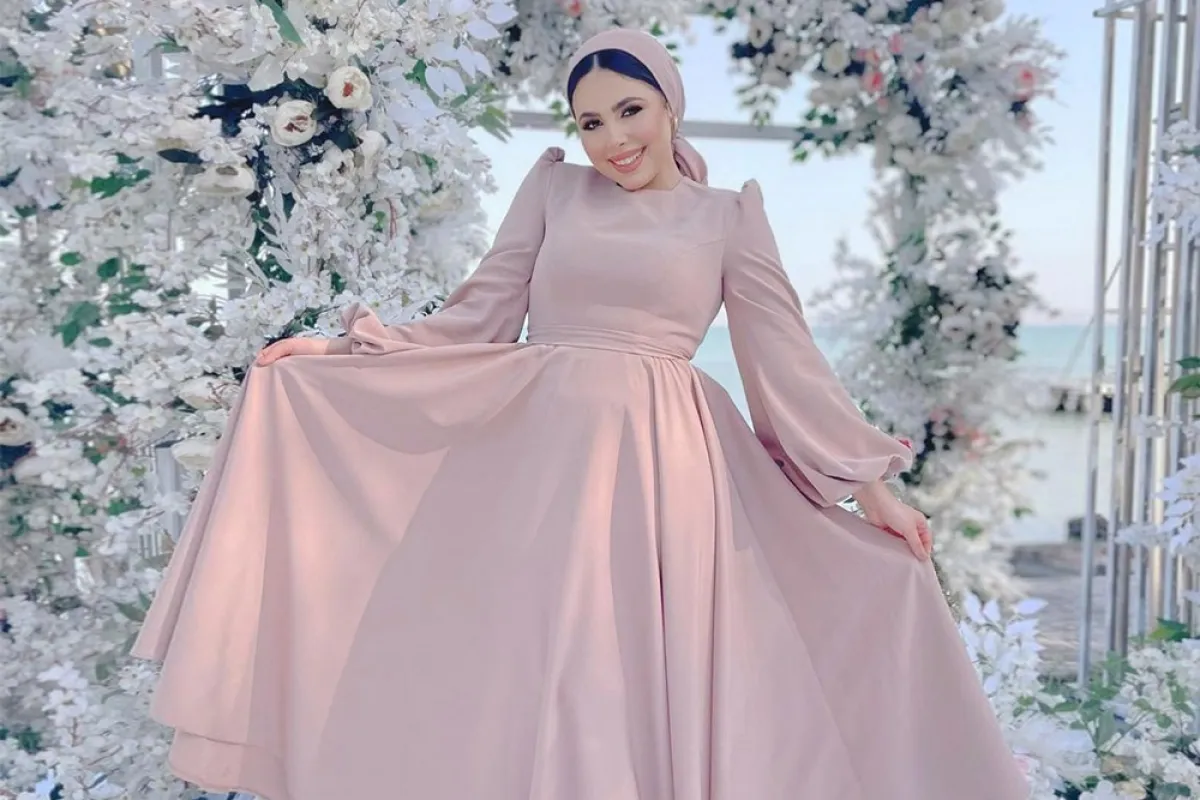 مي محمد بفستان سهرة وردي باستيل بتنورة بتصميم A line