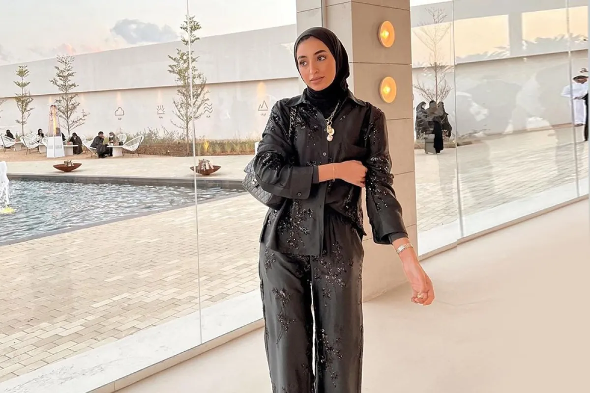 حصة الخطاف بإطلالة لامعة باللون الأسود