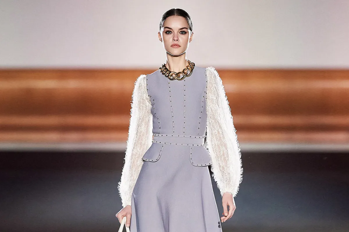 فستان باللون  الأرجواني الفاتح  من إليزابيتا فرانكي  Elisabetta Franchi  