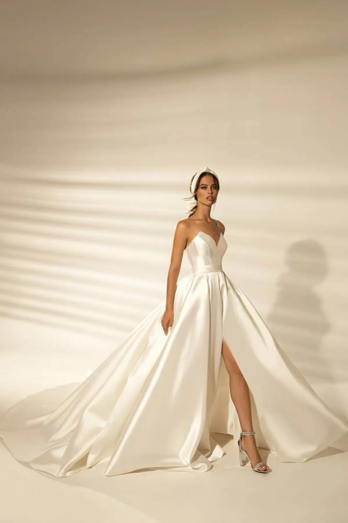 فستان زفاف بذيل طويل من ميوز 21 Muse 21  