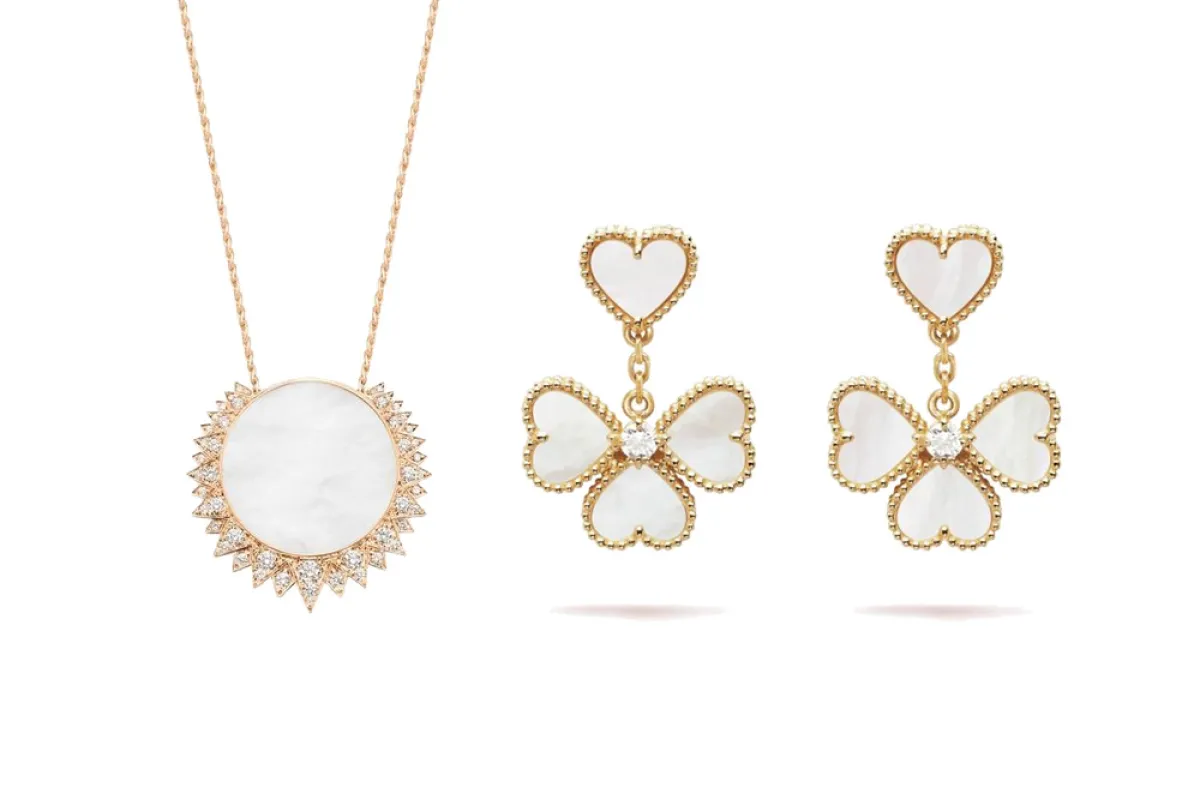 مجوهرات مرصعة بعرق اللؤلؤ لإطلالة ناعمة لعروس 2022