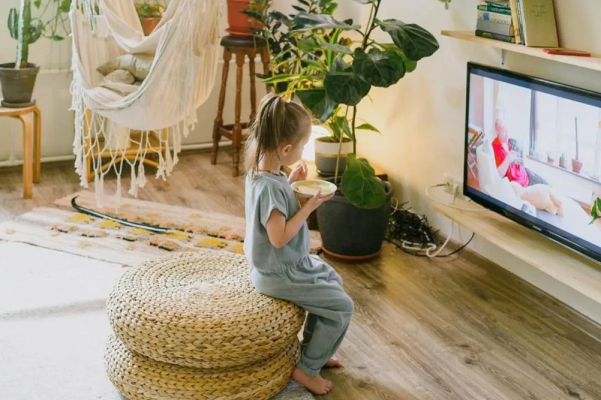 لا تجعلي الفضائيات جليسة للأطفال من 1-5 سنوات