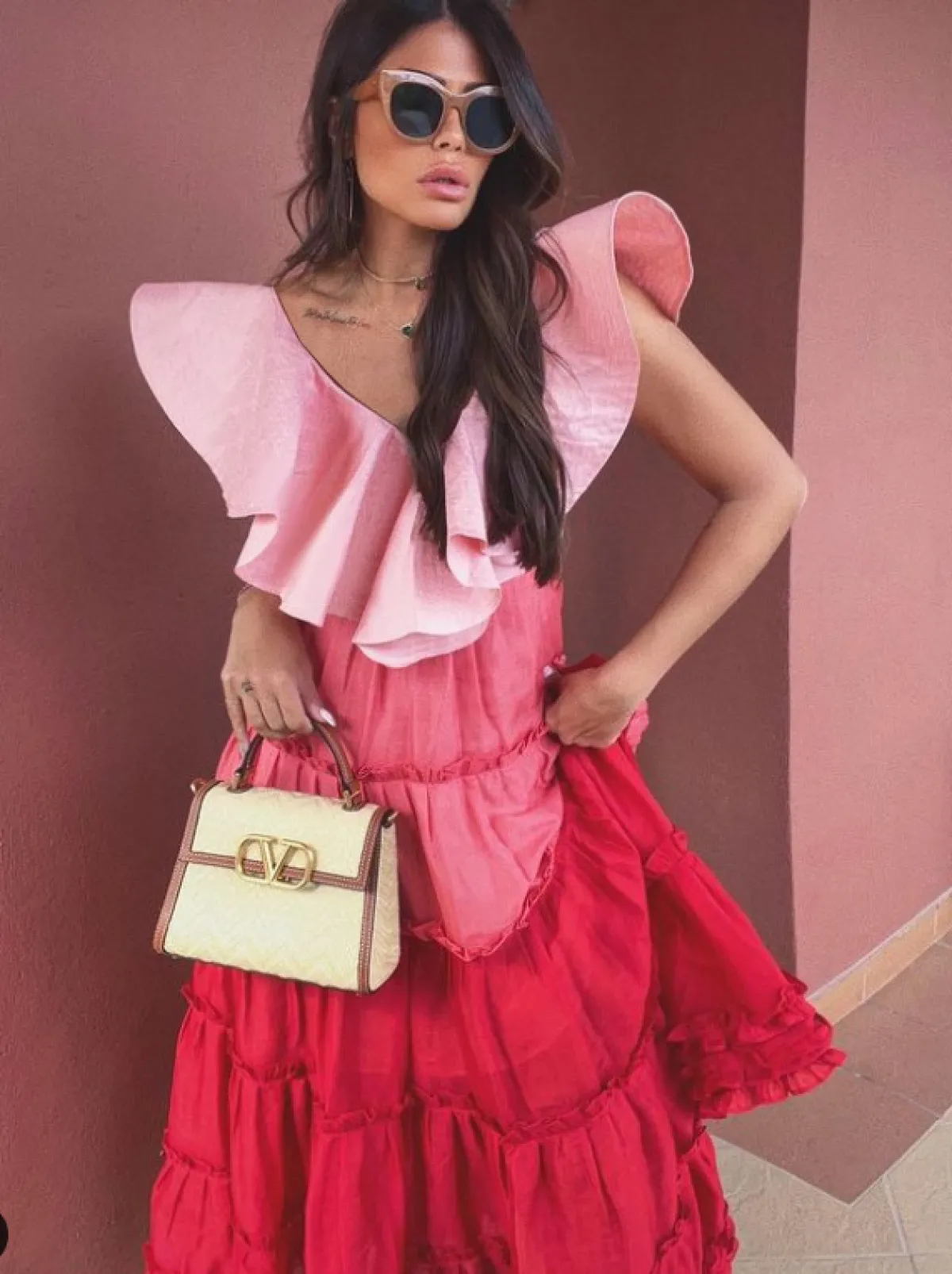 العنود بدر بحقيبة صغيرة ونظارة بتصميم عين القطة