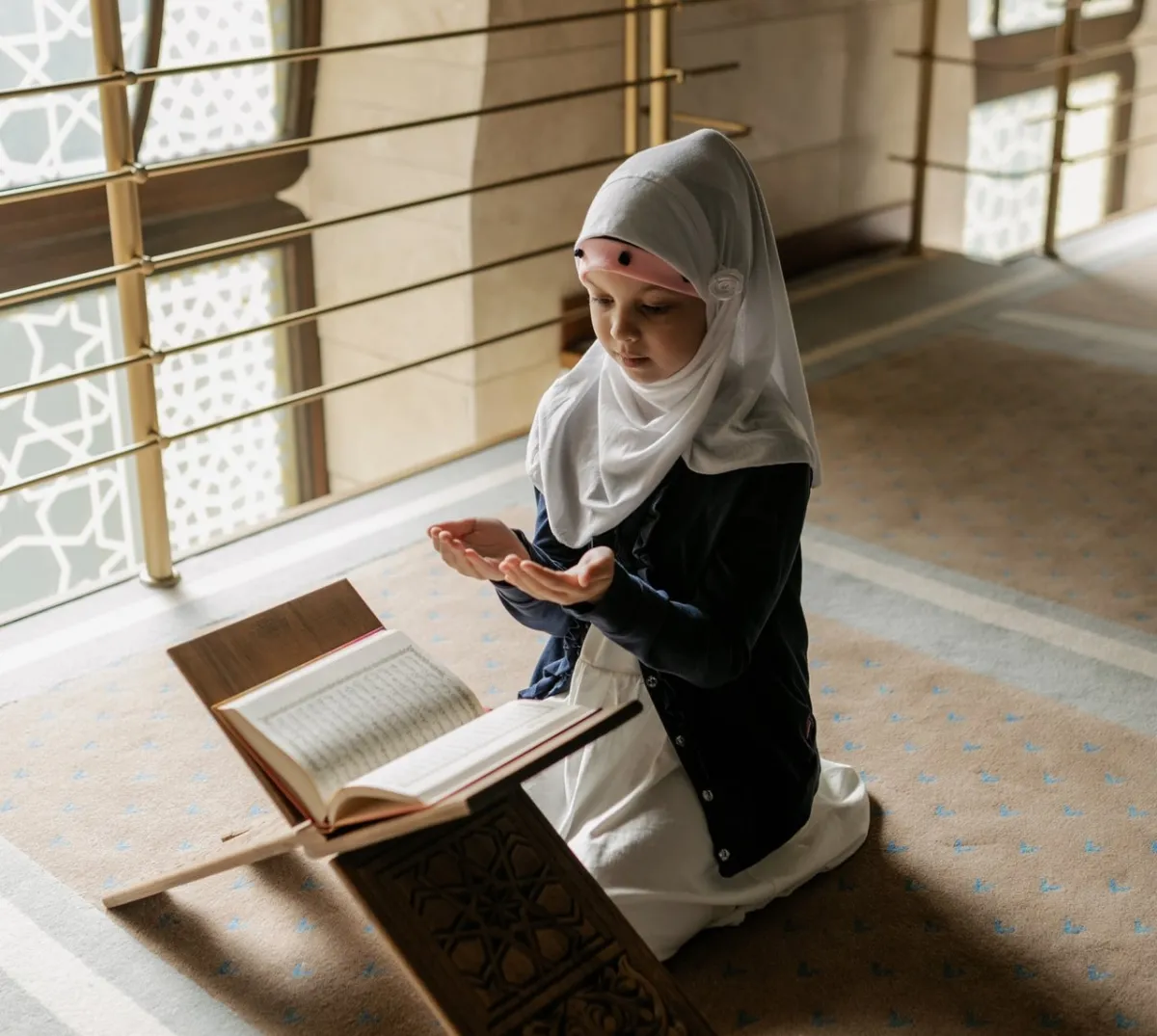 صورة لفتاة صغيرة تدعو