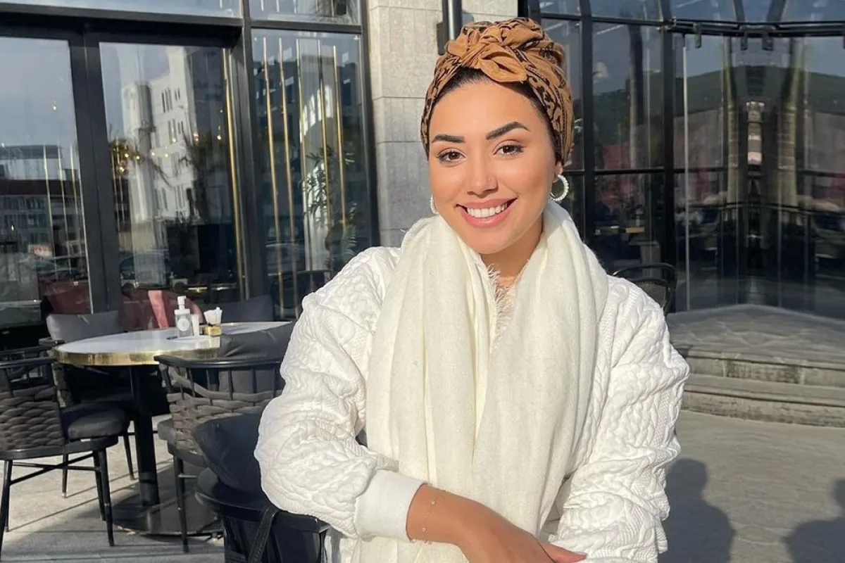 تنسيق الوشاح مع فستان راقٍ من مي إبراهيم