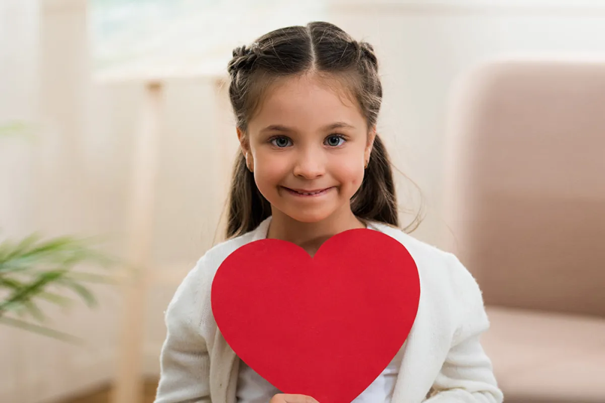 أجمل تسريحات شعر للأطفال في يوم الحب