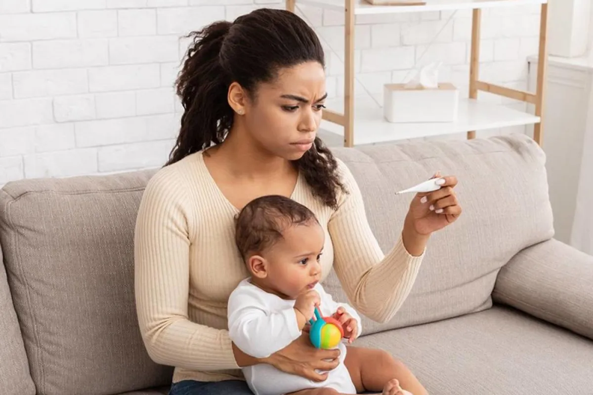 تقلق الأم بسبب ارتفاع حرارة رضيعها