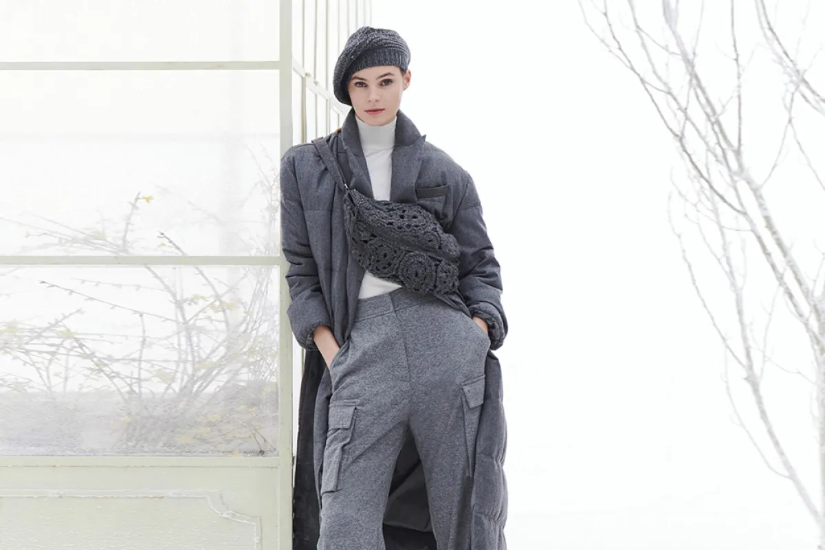 تنسيق البنطلون الرمادي للبنات من برونيللو  كوتشينيللي  Brunello Cucinelli