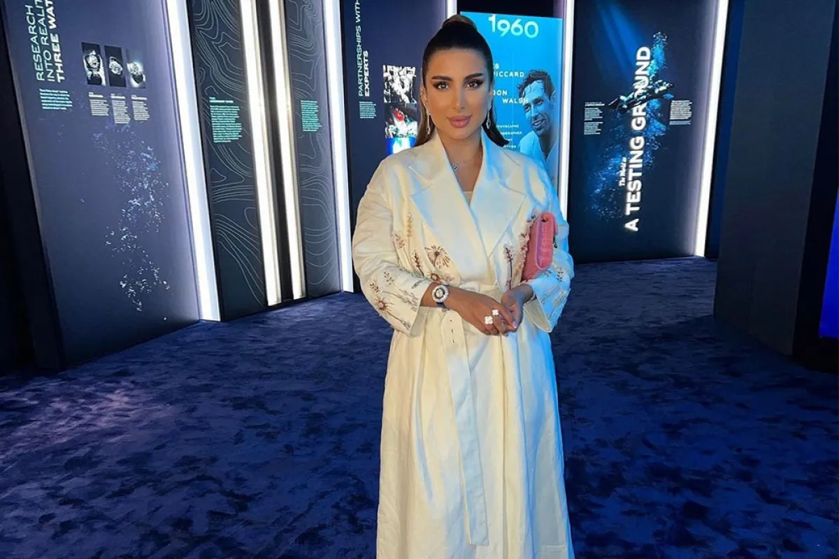 مريم الياسي بعباية مطرزة بالزهور