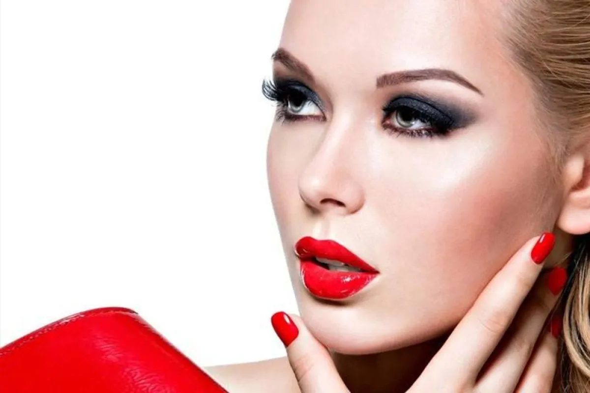 طريقة تطبيق مكياج عيون سموكي كحلي للعروس