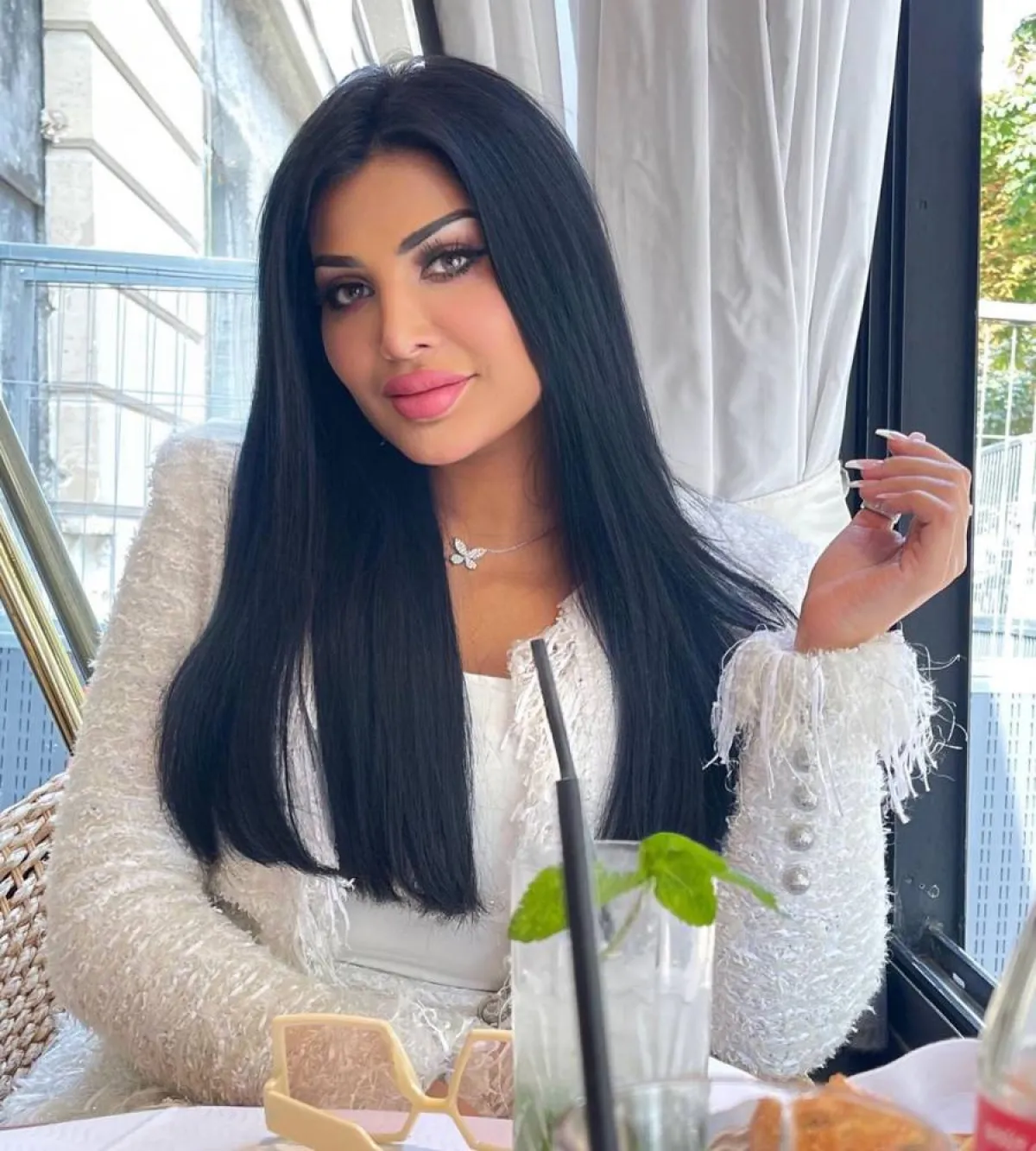 مكياج وردي بأسلوب أمل العوضي