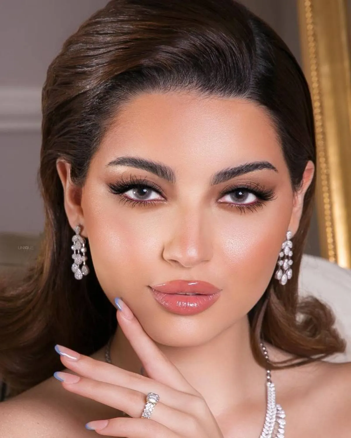 مكياج ترابي ناعم فخم للعروس الإماراتية