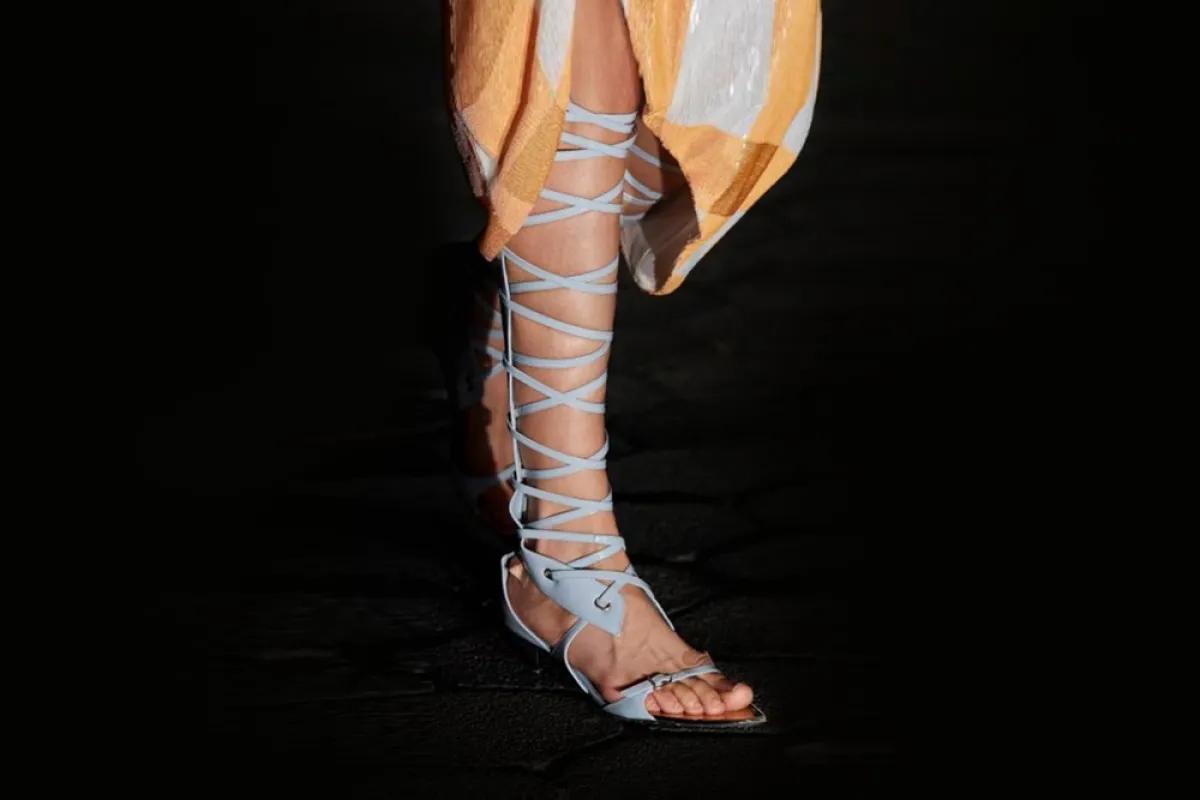 صنادل بشرائط طويلة من عروض ربيع وصيف 2022 من برابال غورونغ  Prabal Gurung