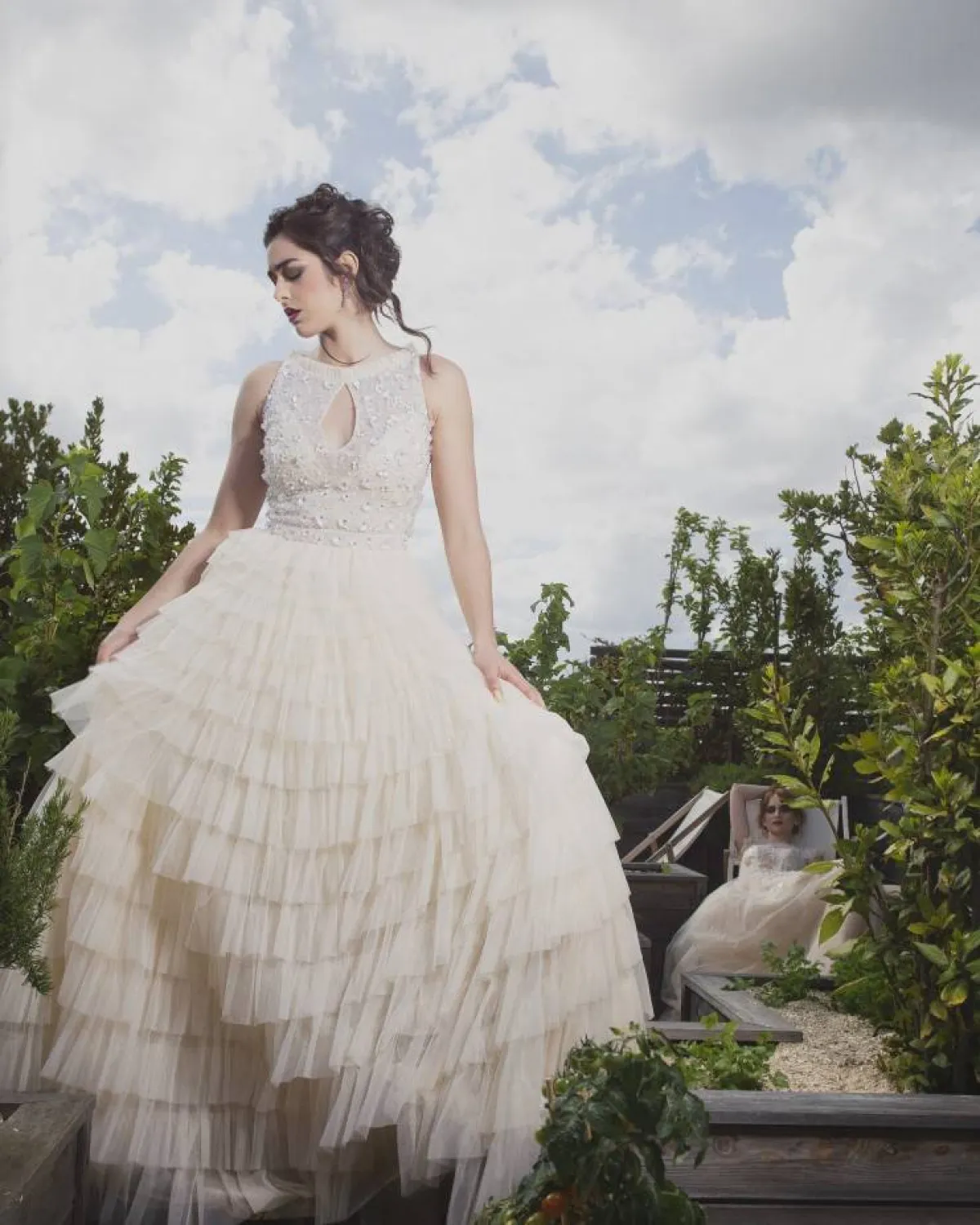 فستان سهرة متعدد الطبقات باللون الأوف وايت من كريستوف جوليمار