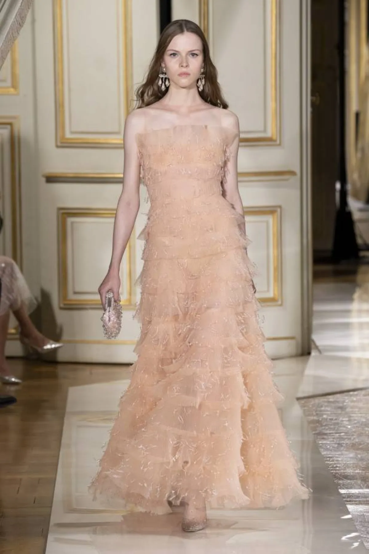 فستان سهرة متعدد الطبقات باللون السيمون من جورجيو أرماني