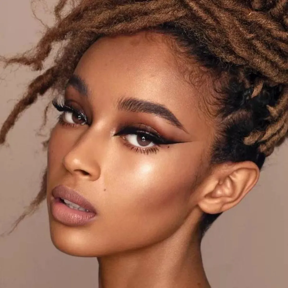 رسمة الأيلاينر الأسود الحاد