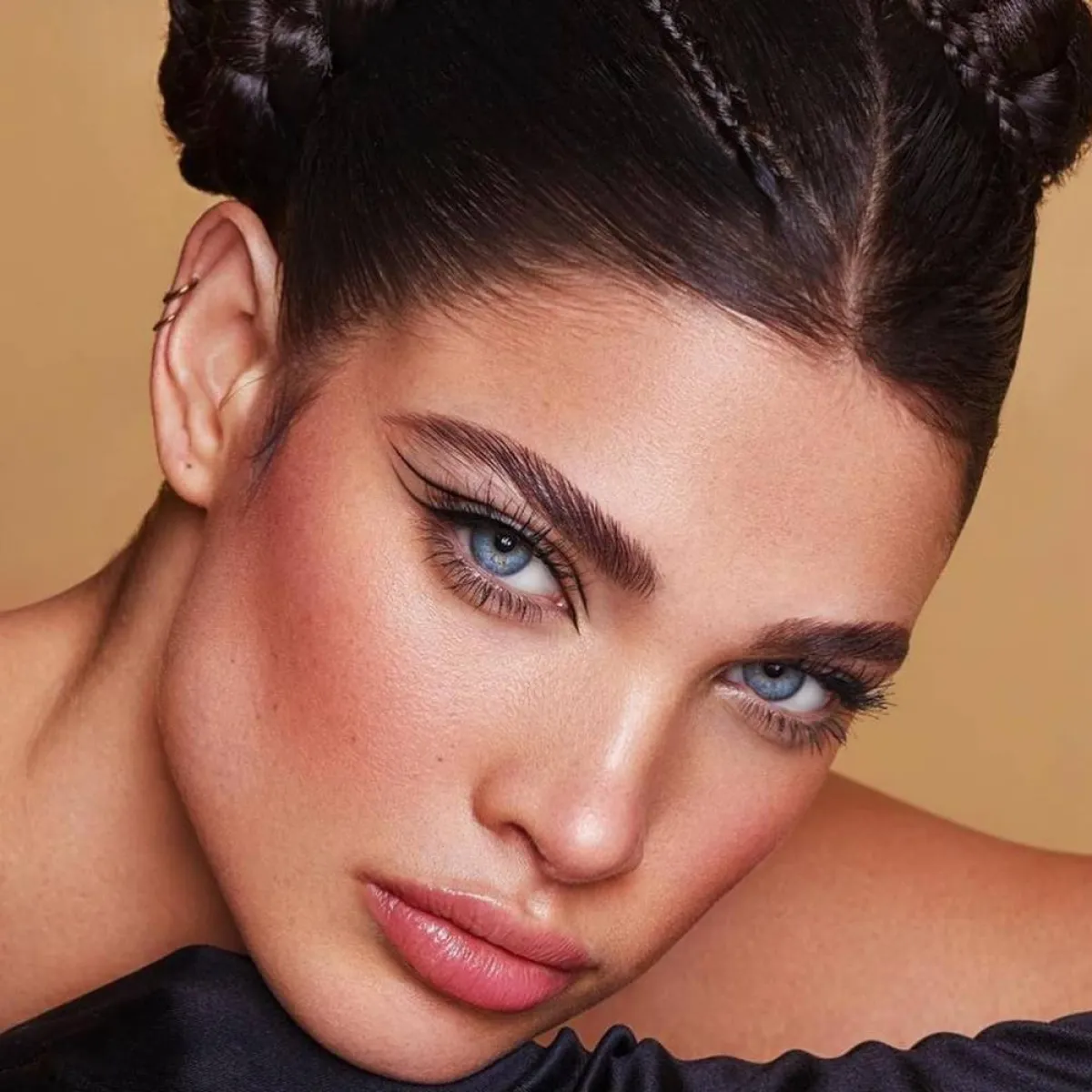 رسمات أيلاينر جريئة باللون الأسود