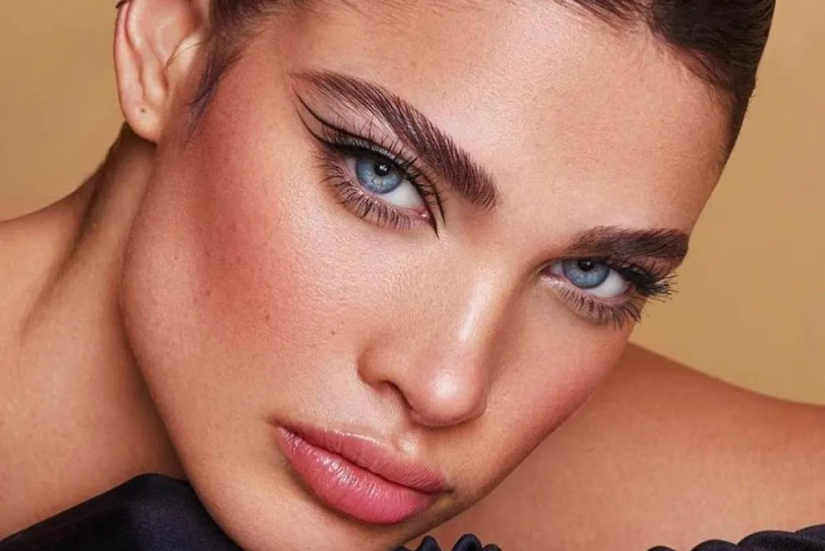 رسمات أيلاينر جريئة باللون الأسود لشتاء 2022