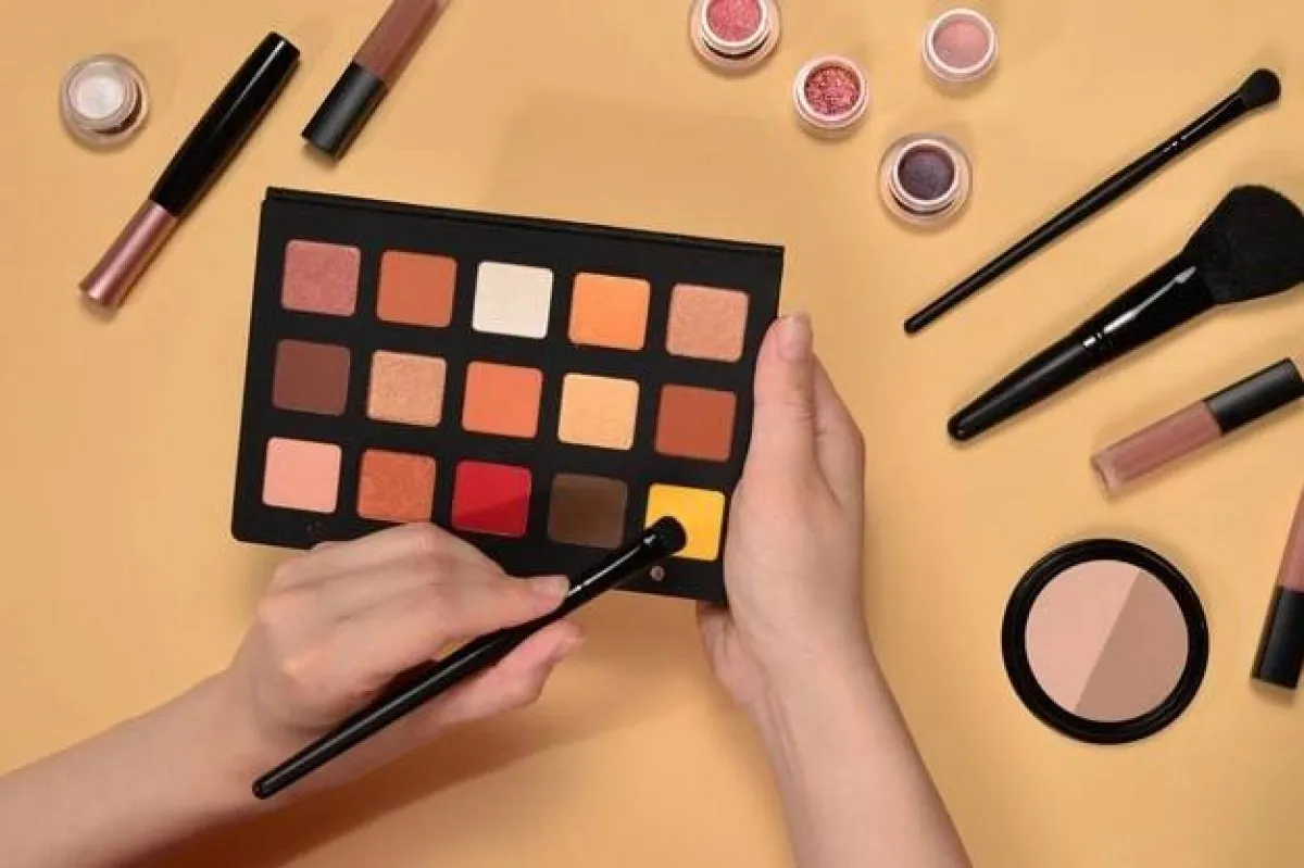 مستحضرات لمكياج العيون الأحمر والبرونزي