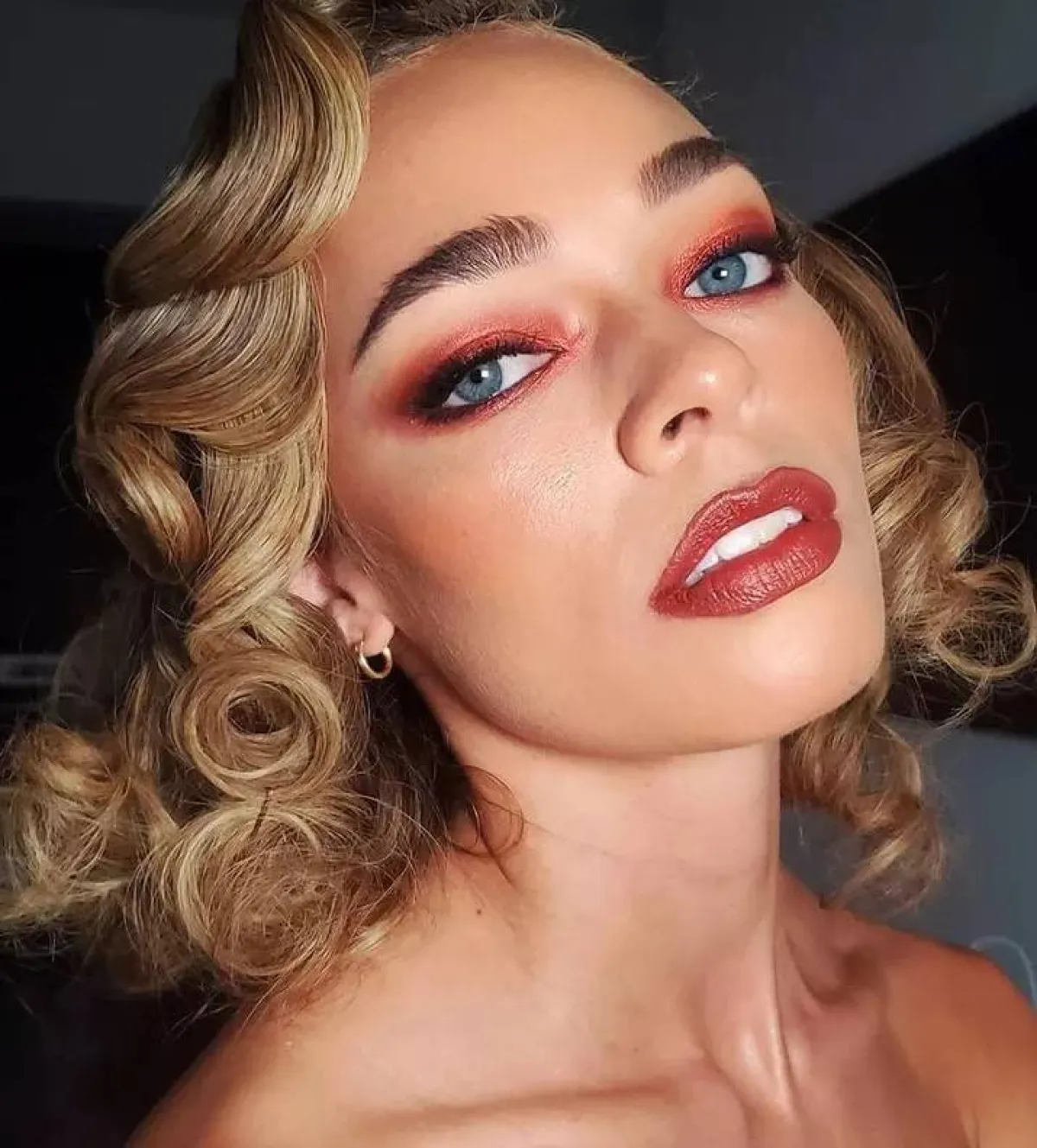 مكياج عيون باللون الأحمر والبرونزي