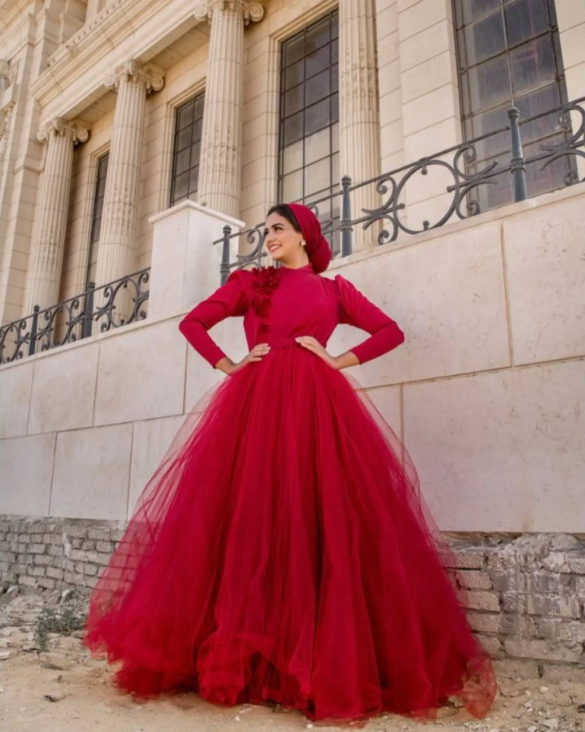 نوران خليفة بفستان أحمر منفوش مطرز بالورود