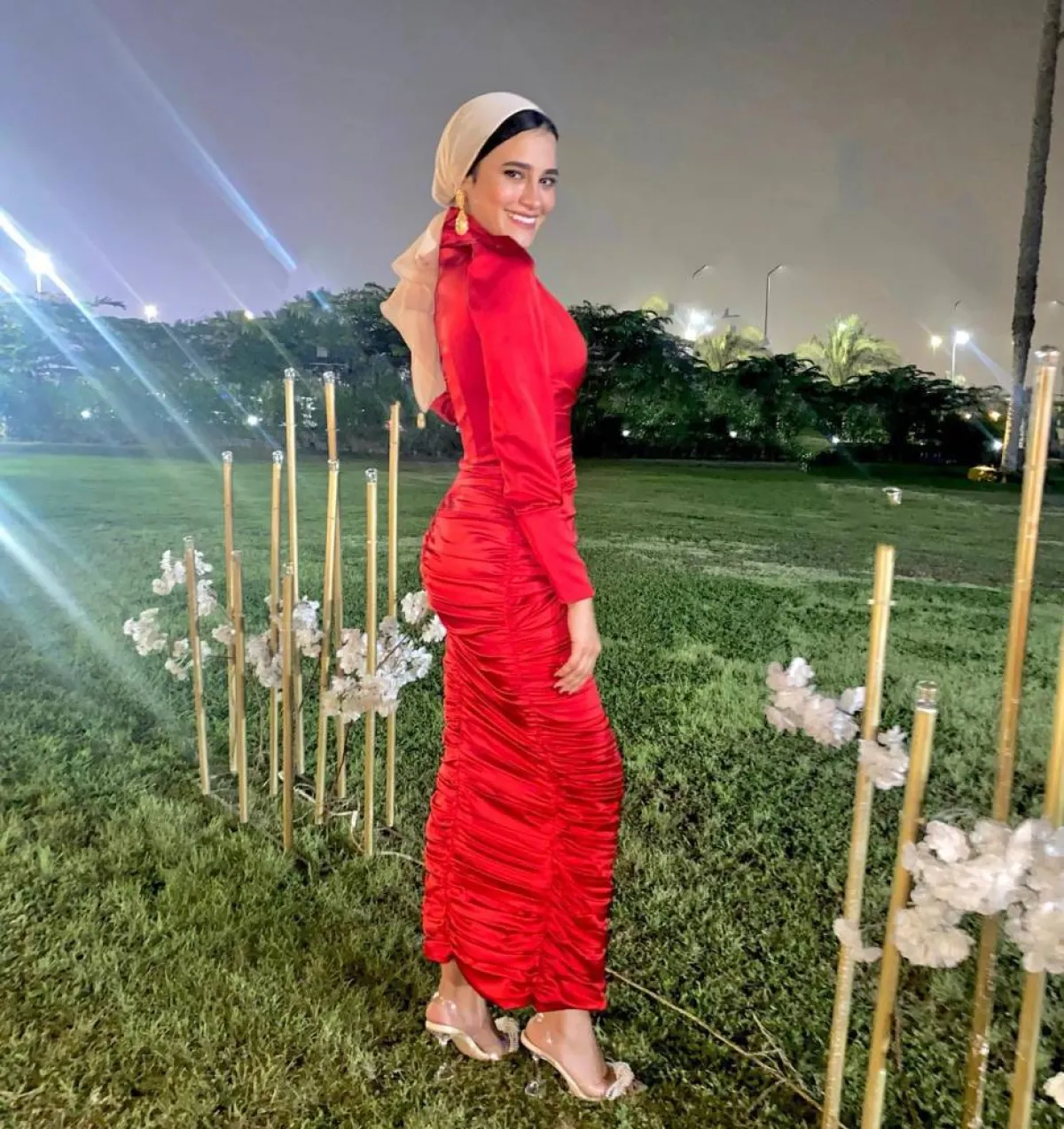 عهود أشرف بفستان باللون الأحمر بتصميم ماكسي مع إيشارب باللون البيج