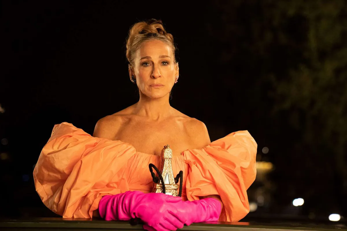 سارة جيسيكا باركر تحمل حقيبة تجسد برج إيفل الفرنسي