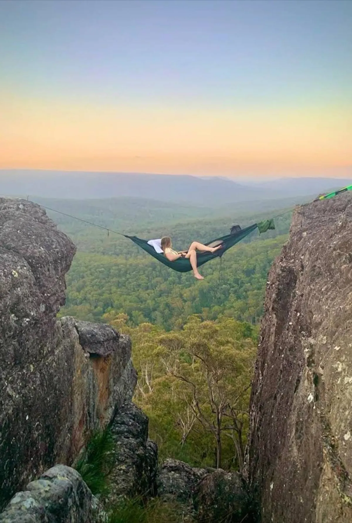 ينامان على "أرجوحة " بين الجبال على ارتفاع 21 مترًا