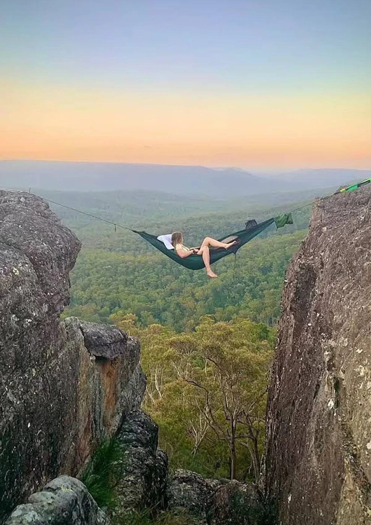 سرير بين الجبال