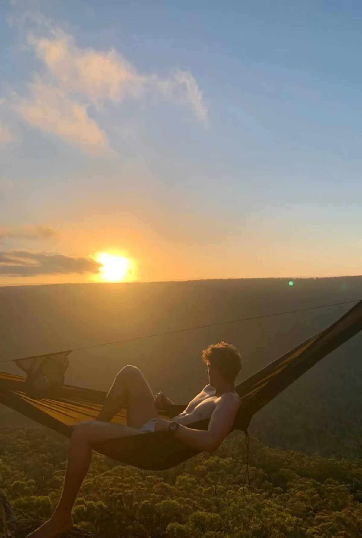 سرير بين الجبال