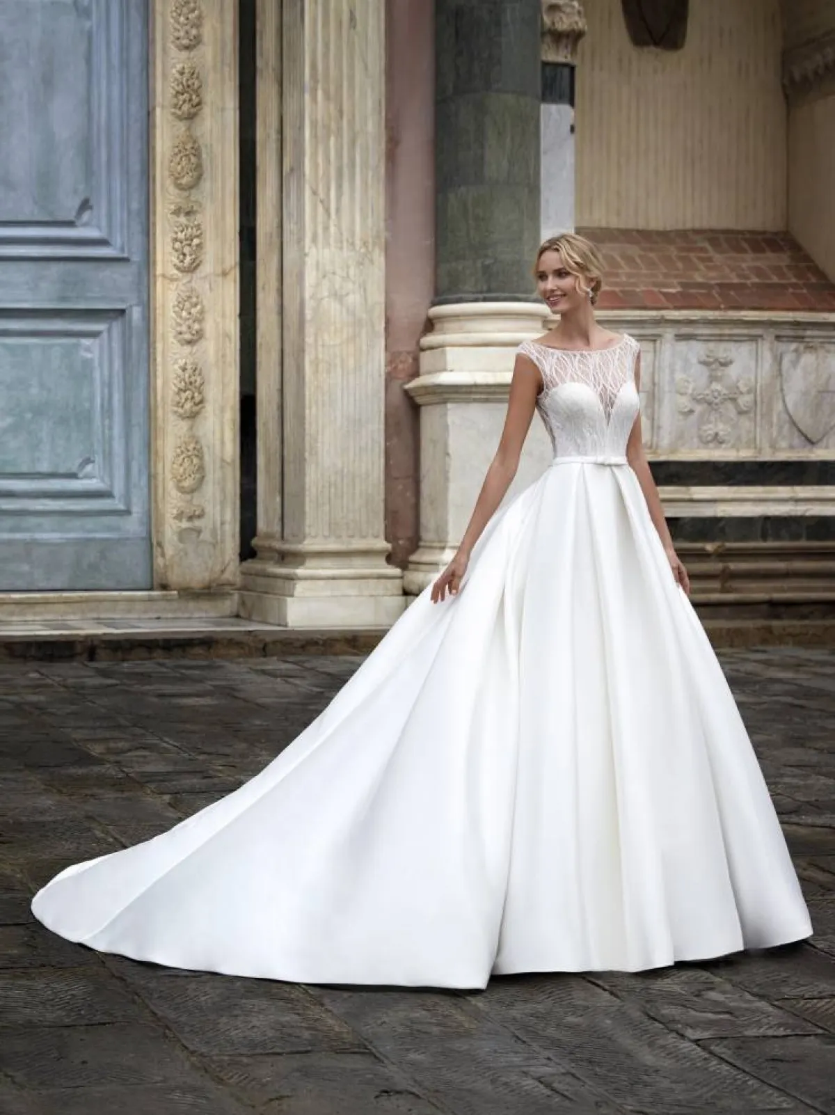 فستان زفاف بذيل طويل من نيكولا ميلانو Nicole Milano 