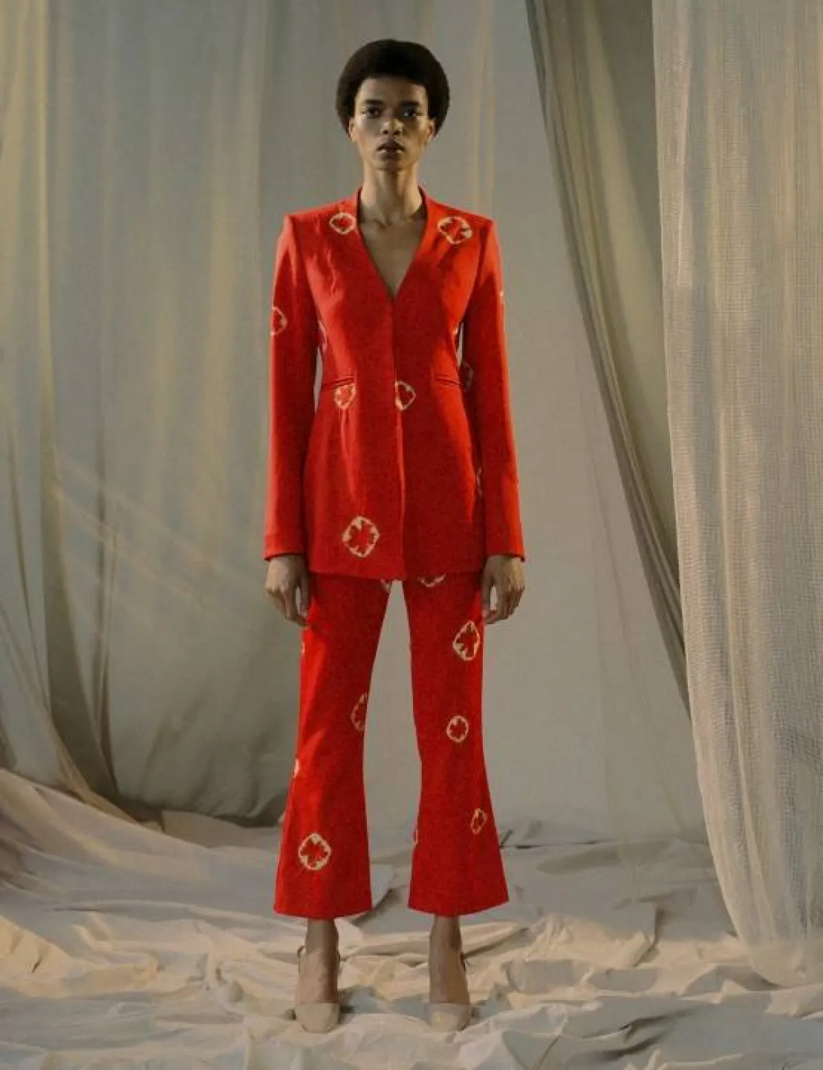 جاكيت بليزر أحمر بدون ياقة من اليخاندرا الونسو روخاس Alejandra Alonso Rojas