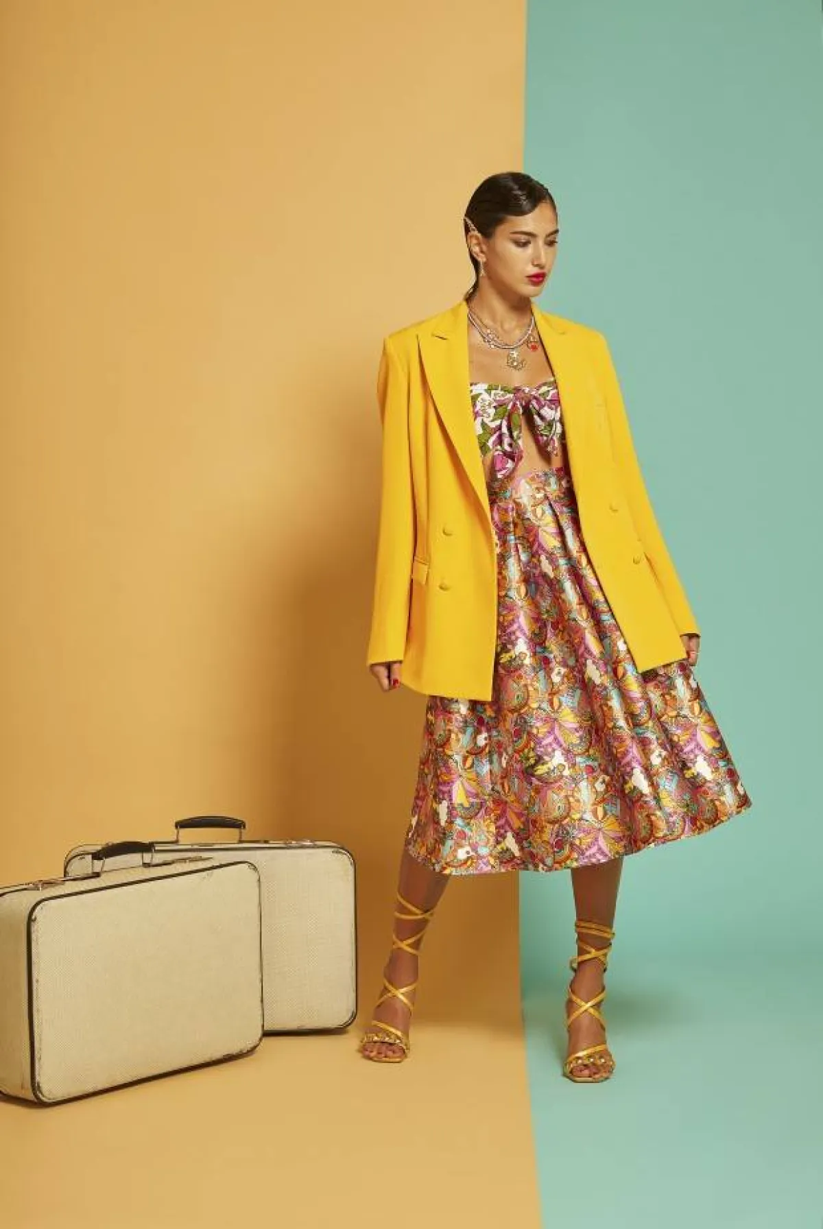 جاكيت بليزر باللون الأصفر وفستان ساتان مُطبع بالورود من  أليساندرو إنريكيز  Alessandro Enriquez