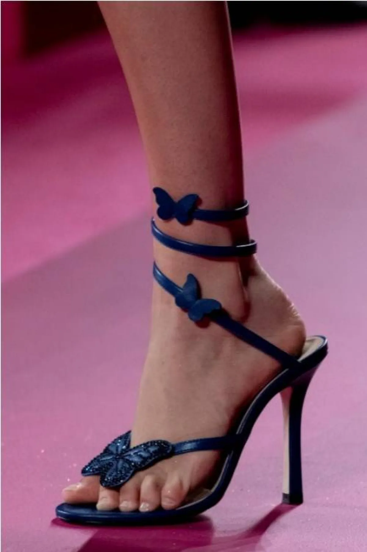 حذاء مزيّن بالورود والفراشات من بلومارين  Blumarine