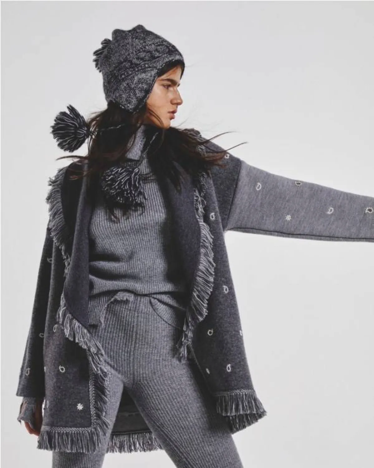 طرق تنسيق الكنزات الرمادية بشكل ولا أجمل من ألانوي  Alanui