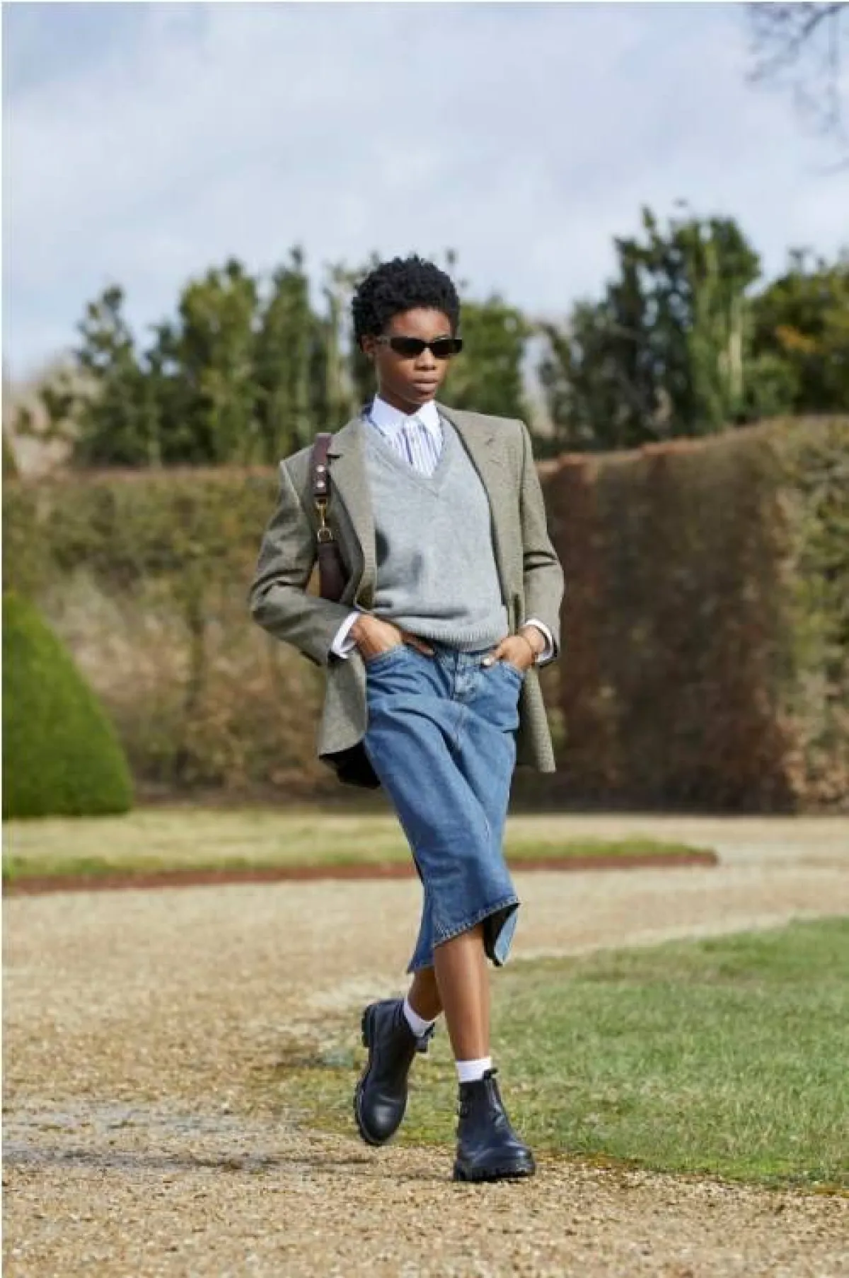 كنزة رمادية مع قميص أبيض وتنورة جينز  أزرق  من سيلين  Celine