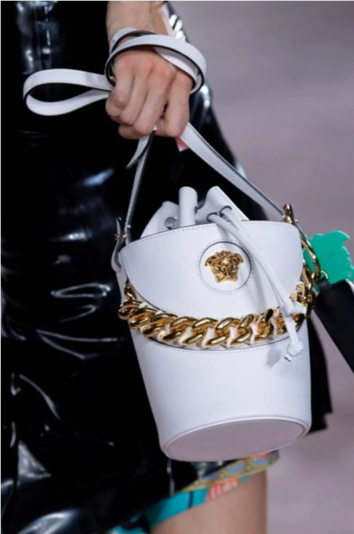 حقيبة دلو بيضاء من فيرساتشي  Versace