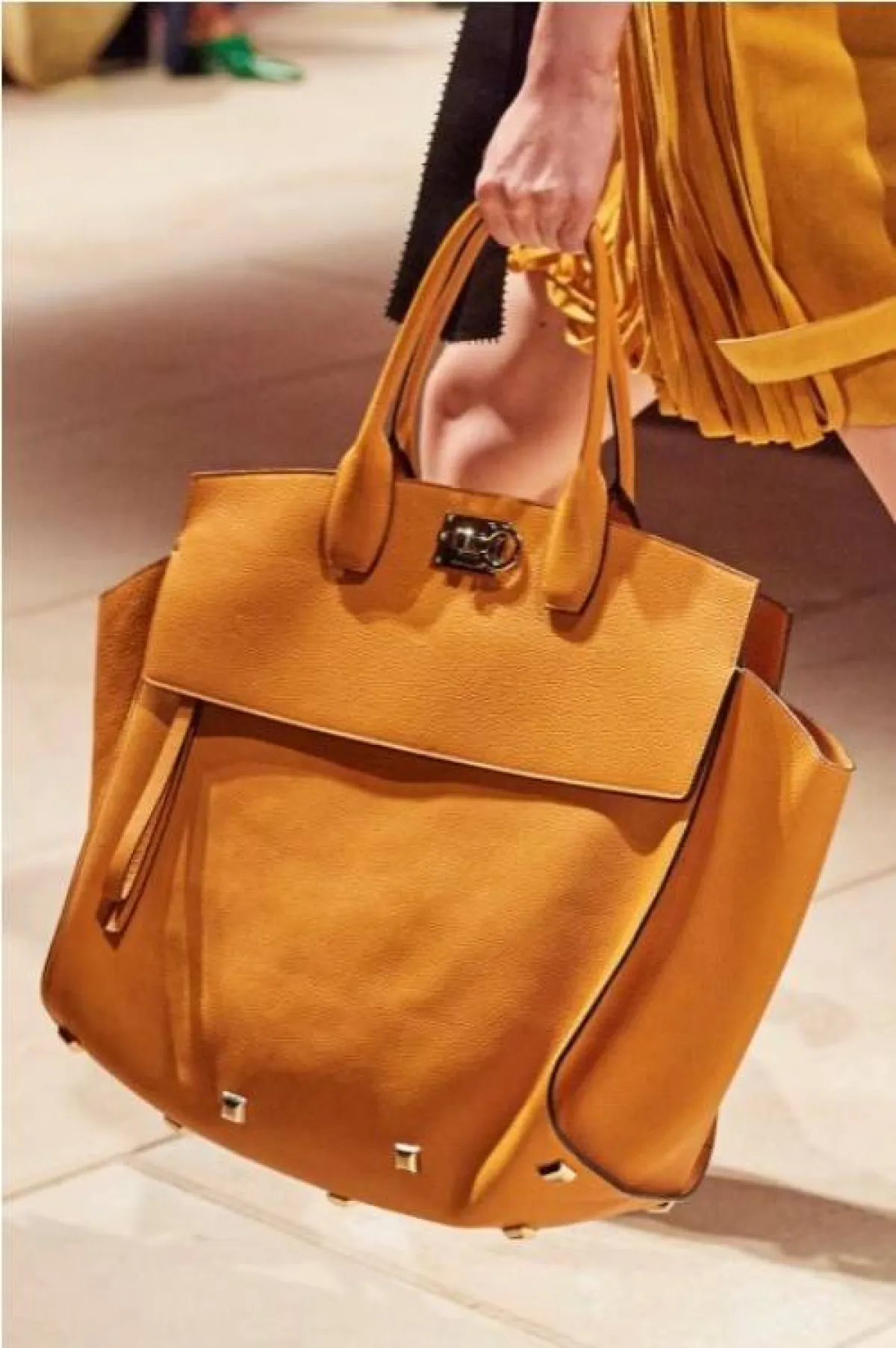 حقيبة كبيرة صفراء من سلفاتوري فيراغامو  Salvatore Ferragamo