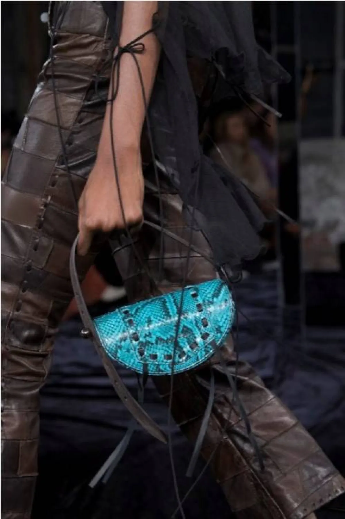 حقيبة مزيّنة بالطبعات من أكني  Acne