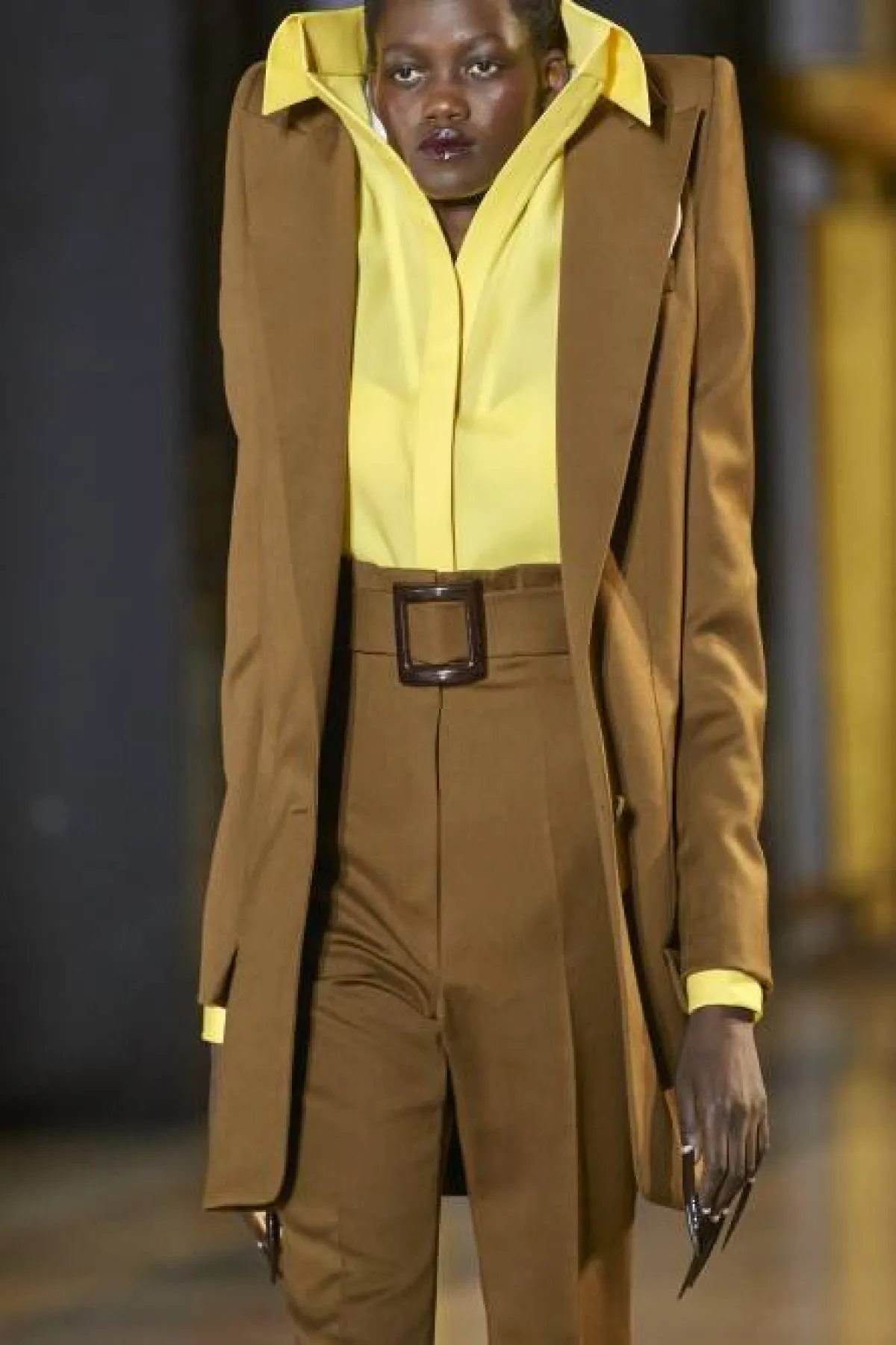 سترة بنية ذات أكتاف محشوة من فكتور أند رولف