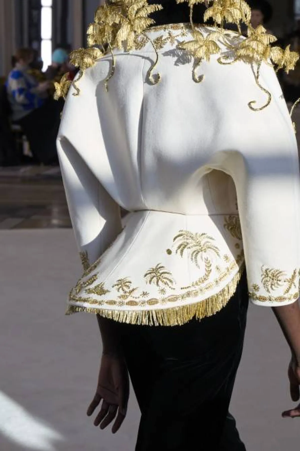 سترة عاجية مطرزة بالذهبي