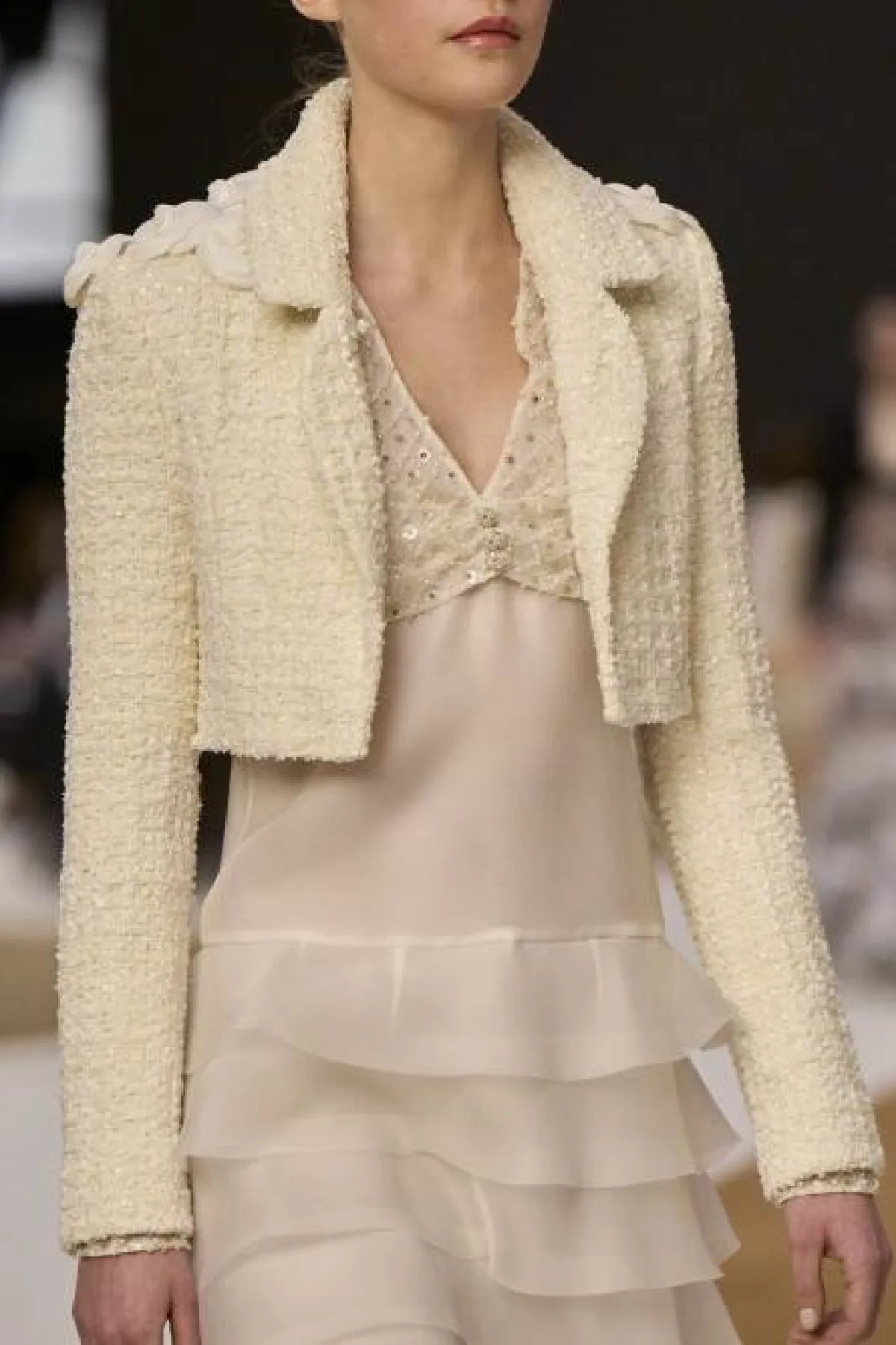 سترة قصيرة مع فستان من شانيل