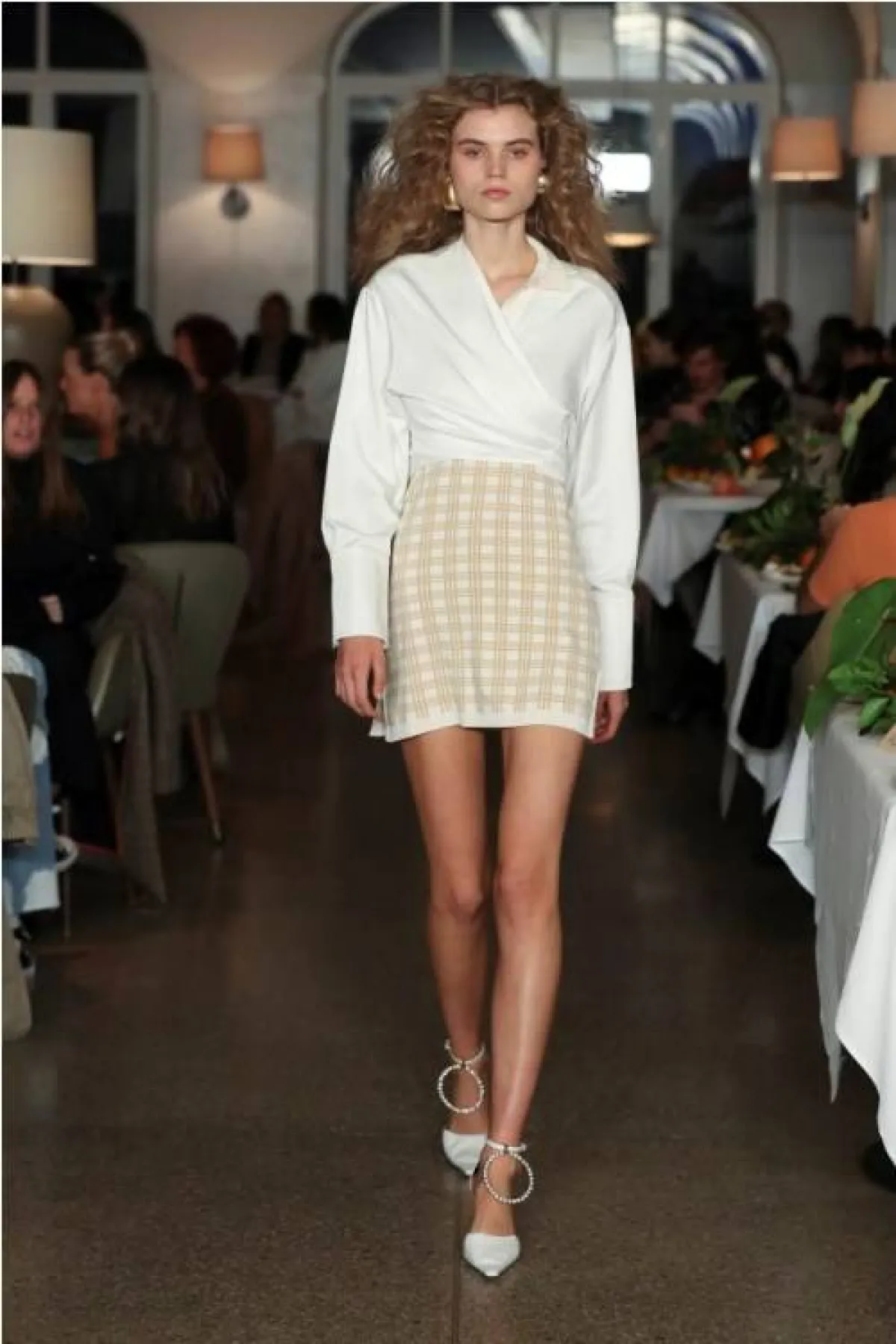 القميص الأبيض مع تنورة قصيرة من اوتور  Auteur